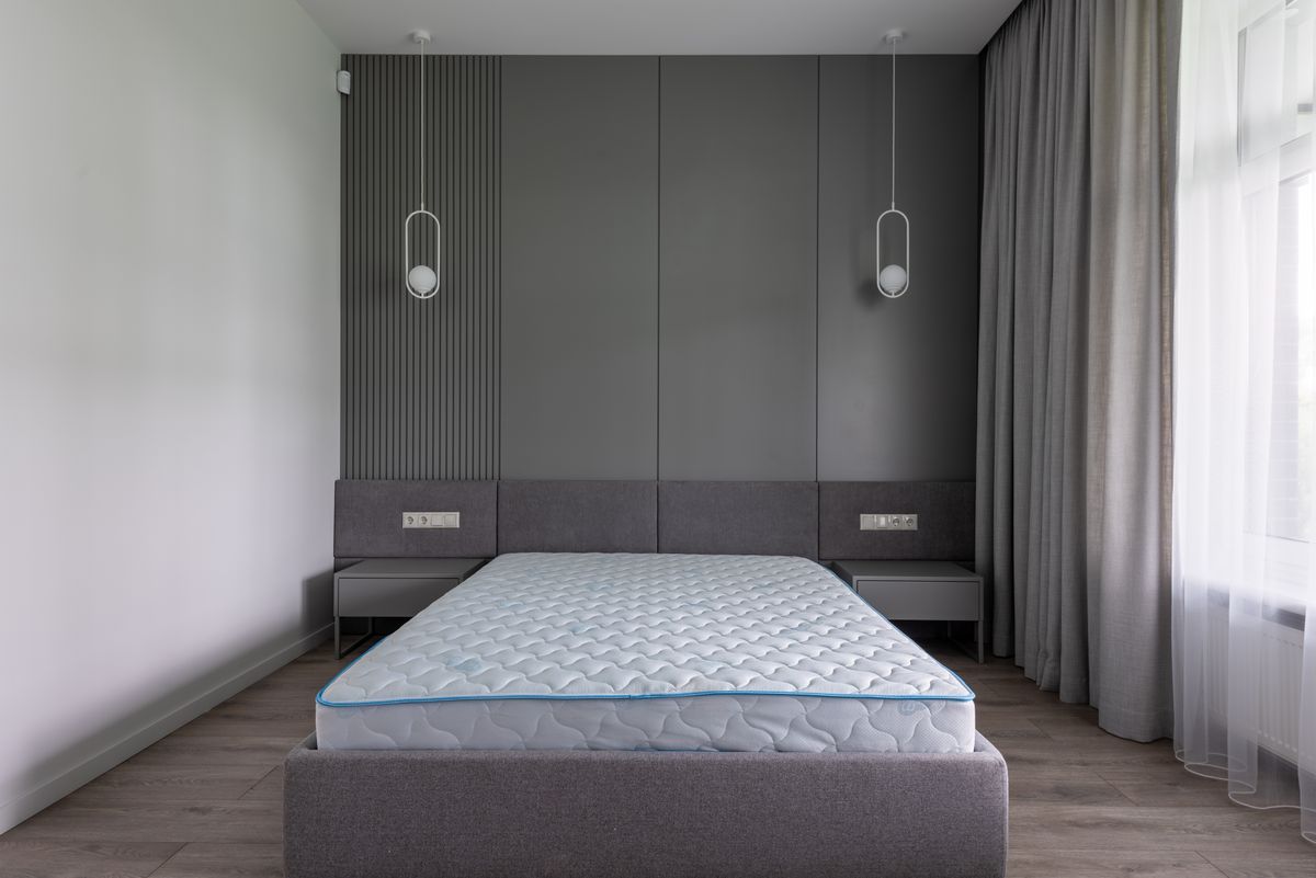 Colchão de casal sem roupa de cama